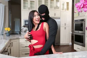 Hai cô gái xinh đẹp đã mời một fan nam đeo kính, người đã tặng rất nhiều quà trong phòng của anh ta, đến nhà anh ta để quan hệ tay ba...