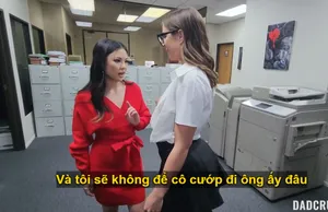 Cô của bạn vẫn chưa rời đi mà bạn lại đi tất để quyến rũ tôi. Tôi sẽ không chịu đựng anh nữa.